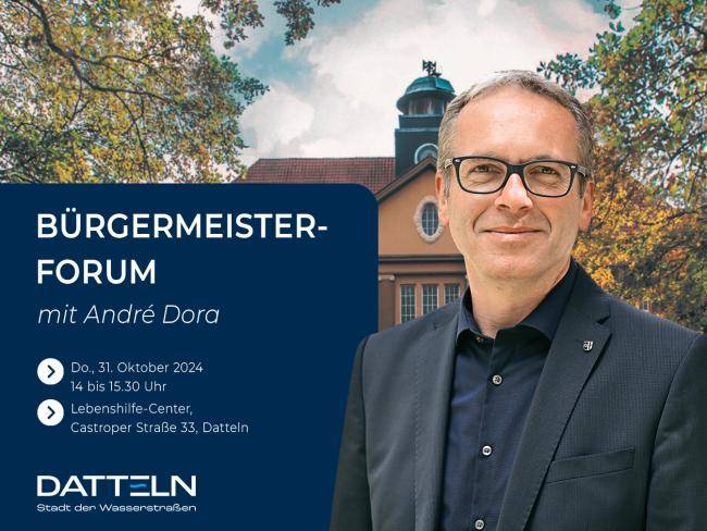 Bürgermeister André Dora vor dem Dattelner Rathaus, außerdem der Hinweis, dass das Bürgermeisterforum am Donnerstag, 31. Oktober 2024, im Lebenshilfe-Center stattfindet