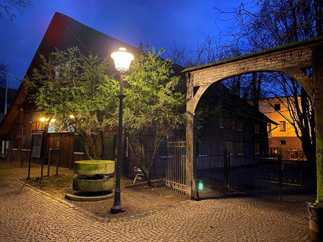 Das Bild zeigt den Dorfschultenhof am Abend