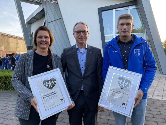 Ehrenamtspreis 2022 - Ralf Sewald (da er am Tag der Verleihung bereits verstorben war, nahm seine Schwester Sandra den Preis entgegen); Junger Ehrenamtspreis für Johannes Rasch 