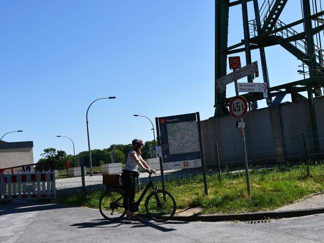 Fahrradfahrerin an der Schleuse Datteln