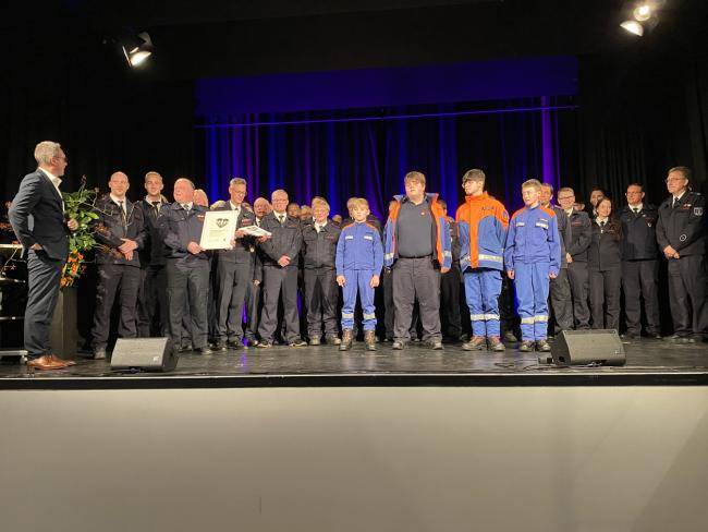 Die Freiwillige Feuerwehr erhält von André Dora beim Ehrenamtsempfang 2024 die Besondere Auszeichnung