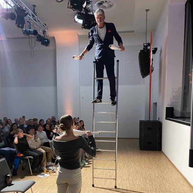 Wioletta wirft Jens Ohle Kegel zu 