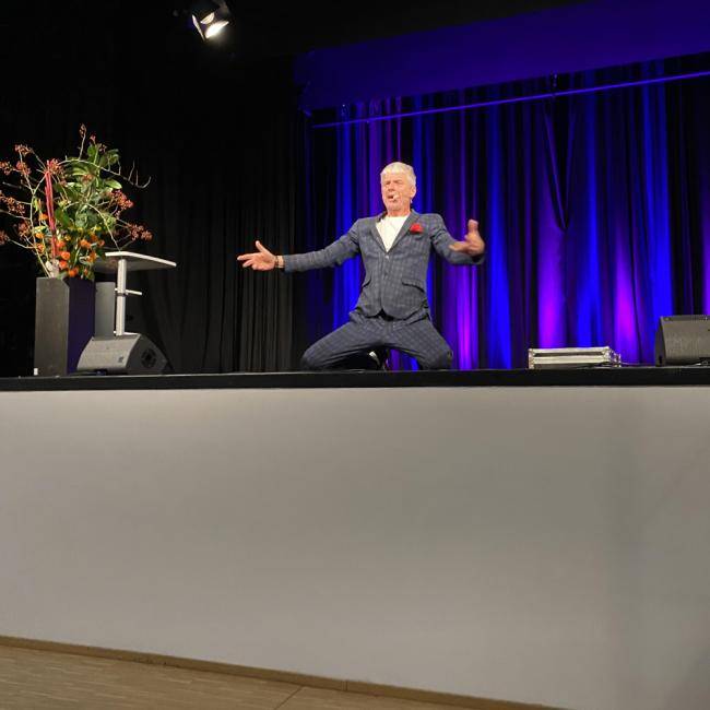 Jens Ohle in Pose auf der Stadthallenbühne