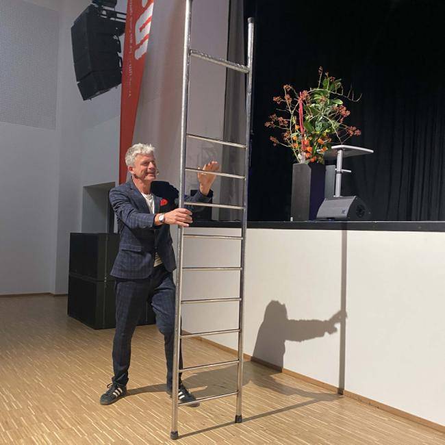 Jens Ohle mit Leiter vor der Stadthallenbühne