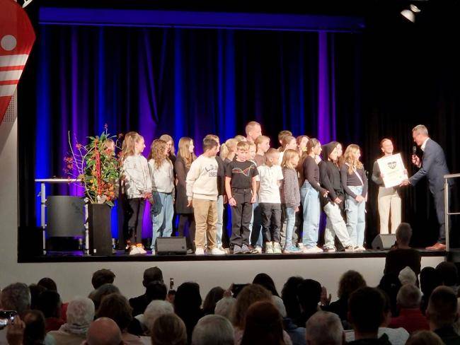 Das Kinder- und Jugendparlament der Stadt Datteln erhält von Bürgermeister André Dora beim Ehrenamtsempfang 2024 in der Stadthalle den Jungen Ehrenamtspreis