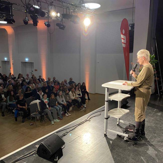 Martina Bialas hält eine der drei Laudationen