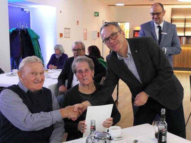 Beim Empfang für Ehe-Jubilare überreicht Bürgermeister André Dora dem Ehepaar Christel und Hans-Josef Alexi eine Urkunde zur Eisernen Hochzeit.