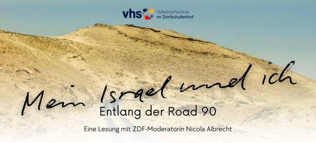 Eine Straße führt zu einem kargen Hügel in Israel vor blauem Himmel. Bildtext: Mein Israel und ich – Entlang der Road 90. Eine Lesung mit ZDF-Moderatorin Nicola Albrecht