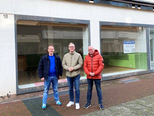 Schauten sich den neuen KiJuPa-Treffpunkt zusammen mit Verpächter Thorsten Robbe (l.) an: Bürgermeister André Dora (m.) und der stellvertretende Jugendamtsleiter Axel Heinze (r).