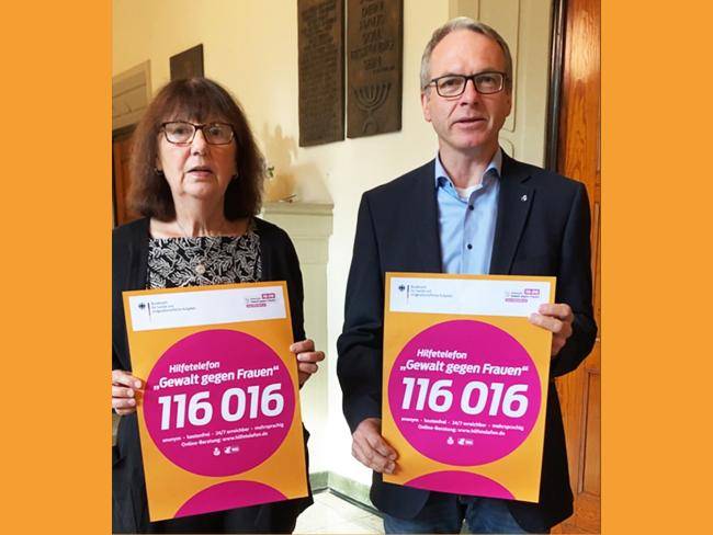 Karin Hesters, Leiterin des Dattelner Frauenhauses, und Bürgermeister André Dora