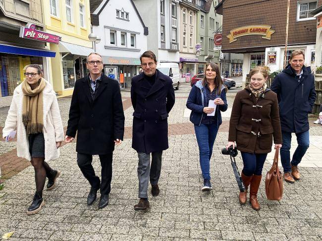 von links: Franziska Neumann (Leiterin Stadtplanung), Bürgermeister André Dora, Regierungspräsident Andreas Bothe, Christina Nitz (Stadtplanung), Johanna Grönefeld (Bezirksregierung Münster), Frank Kuhs (Leiter KSD).
