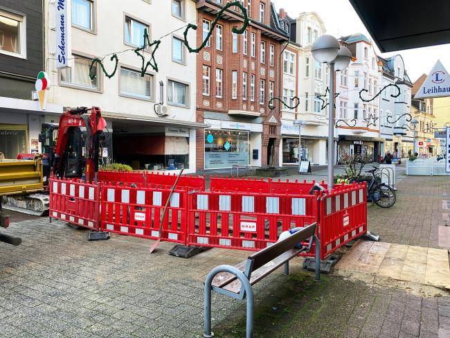 Suchschlitz in der Fußgängerzone, um herauszufinden, wo die Leitungen liegen.