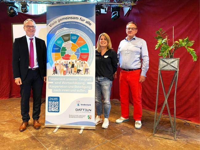 Bürgermeister André Dora, Jugendamtsmitarbeiterin Sabrina Müthing und Dezernent Peter Wenzel bei der Vorstellung des Leitbilds im Familienbüro Süd.