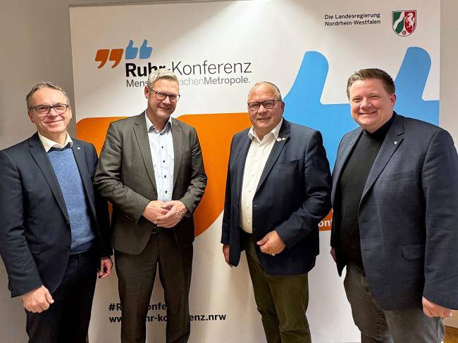 André Dora (links) zu Besuch im Landtag NRW beim Parlamentarischen Staatssekretär im NRW-Kommunalministerium, Josef Hovenjürgen (2.v.r.) mit Andreas Stegemann (Bürgermeister Haltern am See; rechts) und Oer-Erkenschwicks Bürgermeister Carsten Wewers (2. v. l.)