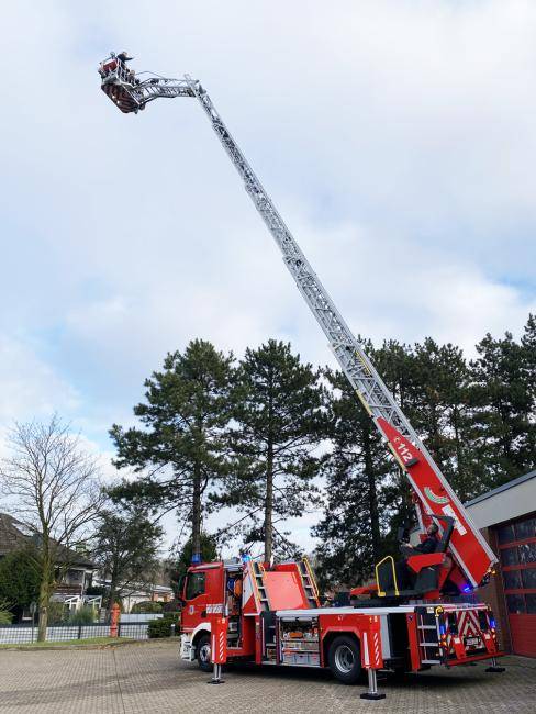 Die neue Drehleiter der Dattelner Feuerwehr in Aktion