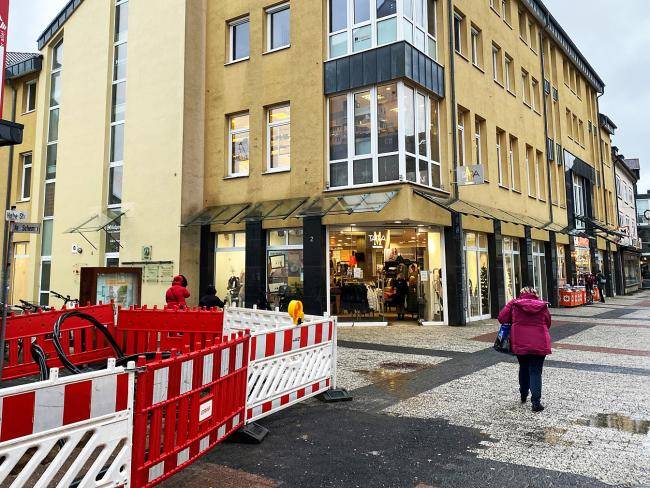 Fußgängerzone bei Tara M - links ist die erste Baugrube in Baufeld 1 zu sehen