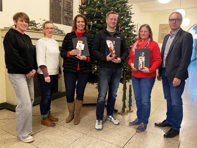 Das Bild zeigt von links: Mobilitätsmanagerin Anja Althoff, Klimaschutzmanagerin Stefanie Pfitzmann, Nicole Gerhards (Gustav-Adolf-Schule), Klaus Tschismar (Comenius-Gymnasium), Christa Weiler und Bürgermeister André Dora.