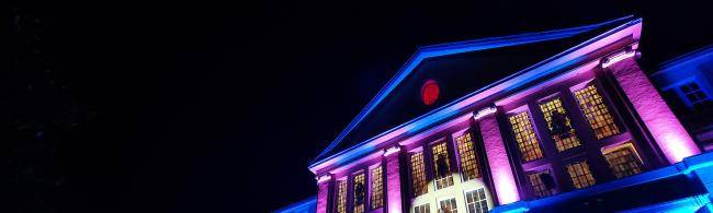 Rathausfest im Licht mit dem in unterschiedlichen Farben angestrahlten Rathaus