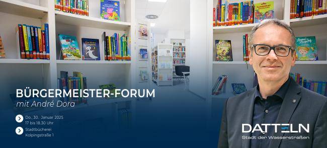 Bürgermeister André Dora vor einem Bild, das Regale in der Stadtbücherei zeigt, außerdem der Hinweis, dass das Bürgermeisterforum am Donnerstag, 30. Januar 2025, stattfindet.