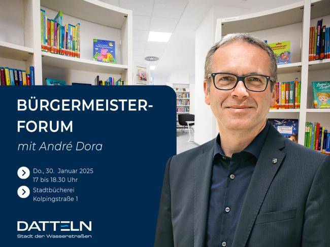 Bürgermeister André Dora vor einem Bild, das Regale in der Stadtbücherei zeigt, außerdem der Hinweis, dass das Bürgermeisterforum am Donnerstag, 30. Januar 2025, stattfindet.