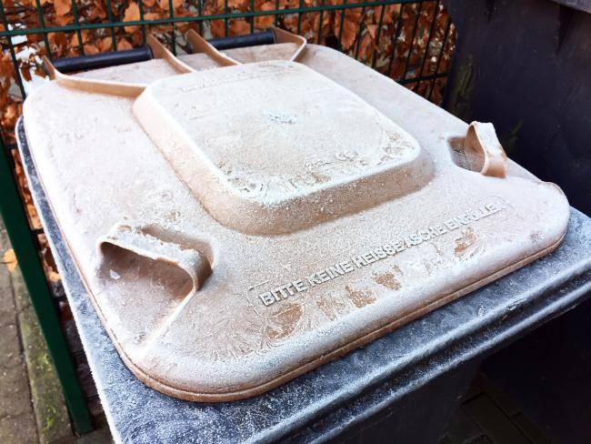 Braune Tonne mit Raureif