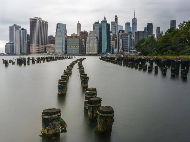 Die Skyline von New York vom Wasser aus