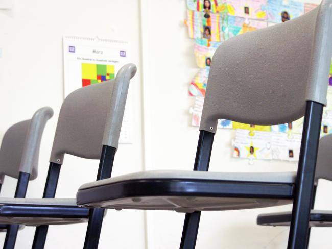 Stühle in einer Schulklasse