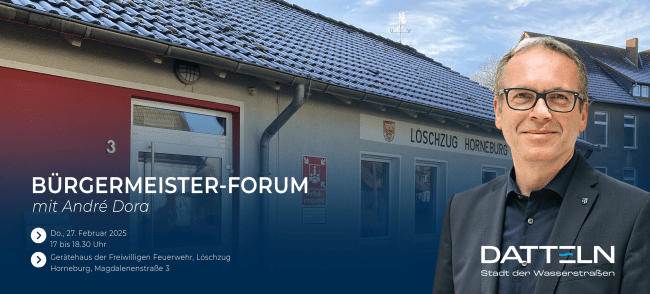 Bürgermeister André Dora vor einem Bild des Feuerwehrgerätehauses in Horneburg und dem Hinweis auf der Bürgermeisterforum am 27. Februar 2025