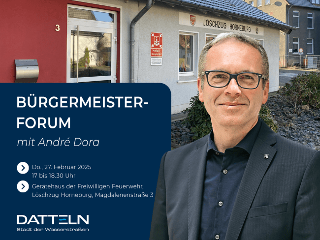 Bürgermeister André Dora vor einem Bild des Feuerwehrgerätehauses in Horneburg und dem Hinweis auf der Bürgermeisterforum am 27. Februar 2025