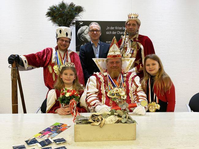 Das Dreigestern der KG Rot-Weiß bei Bürgermeister André Dora: obere Reihe (v.l.): Bauer Markus (Rabe), Bürgermeister André Dora und Jungfrau Maik (Eckhart) untere Reihe (v.l.): Kinderstadtprinzessin Kimberly, Prinz Daniel I. Trapp und Hofdame Merle