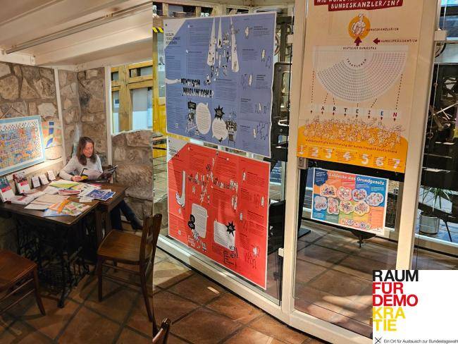 Raum für Demokratie im Dorfschultenhof, links ist Französisch-Dozentin Doris  Nisch informiert sich über die Bundestagswahl (Fotomontage)