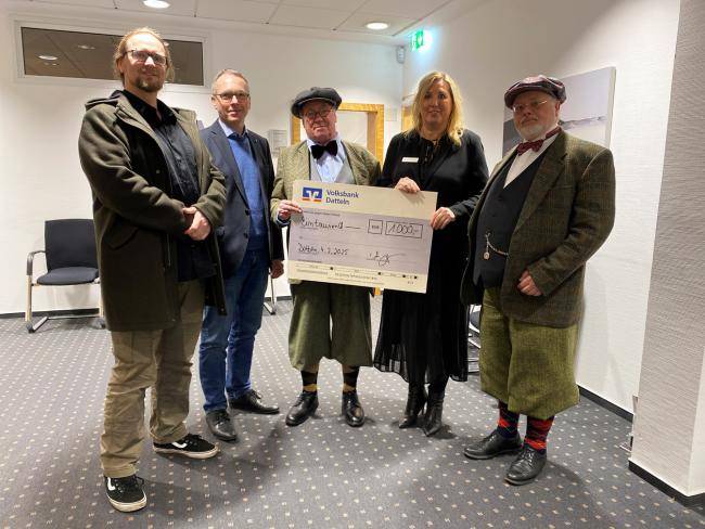 Spendenübergabe der Volksbank für das Freiherr-vom-Stein-Haus: Das Foto zeigt von links: Nils Auferkamp, Bürgermeister André Dora, Rainer Berkenhoff, Andrea Henneke und Dr. Andreas Lube.