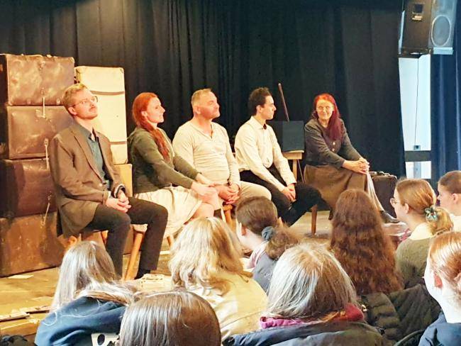 Ausschnitt aus dem Theaterstück "ÜBERdasLEBEN oder meine Geburtstage mit dem Führer"