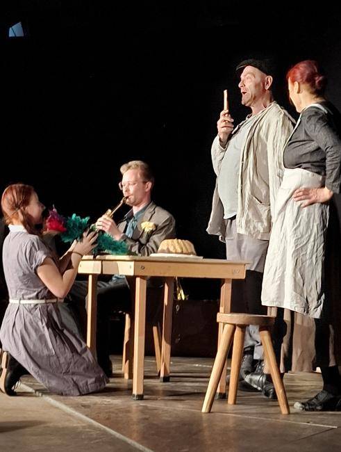 Ausschnitt aus dem Theaterstück "ÜBERdasLEBEN oder meine Geburtstage mit dem Führer"