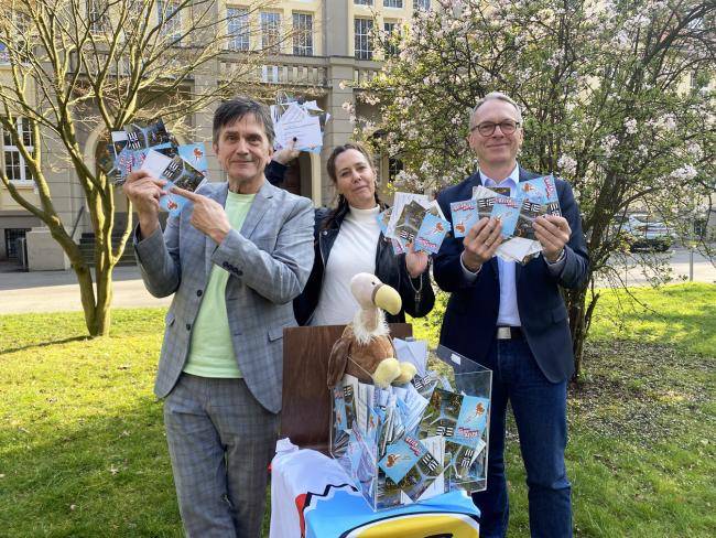 Bürgermeister André Dora zieht zusammen mit Martin Kaysh (l.) und Sandra Schmitz vom Geierabend-Team die Gewinner der Verlosung.