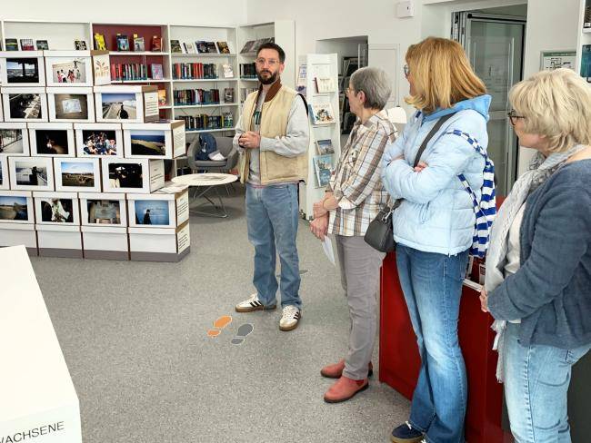 Eröffnung der Ausstellung "Beim Namen nennen" in der Stadtbücherei - Internationale Wochen gegen Rassismus 2025