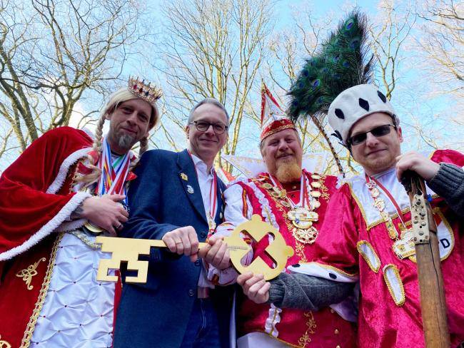 Übergabe des Rathausschlüssels an das Dreigestirn der KG Rot-Weiß Datteln - Rathaussturm 2025