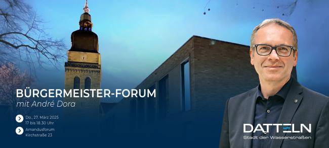 Bürgermeister André Dora vor einem Bild, das das Amandusforum und die Pfarrkirche St. Amandus zeigt