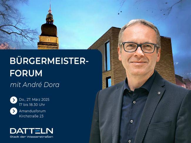 Bürgermeister André Dora vor einem Bild, das das Amandusforum und die Pfarrkirche St. Amandus zeigt