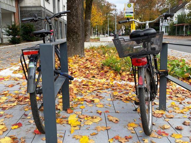 Zwei Fahrräder an den Fahrradständern an der Hafenstraße