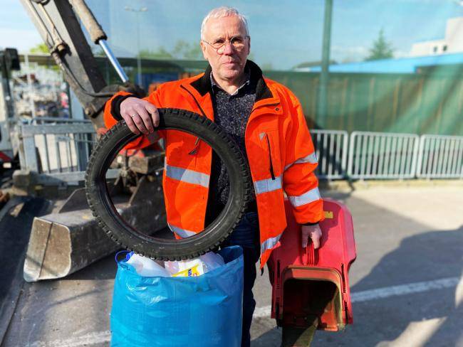 KSD-Mitarbeiter Peter Herbold zeigt typischen Abfall, der bei der Aktion "Müll im Sack - Stadt auf Zack" gefunden wird - wie zum Beispiel einen Reifen