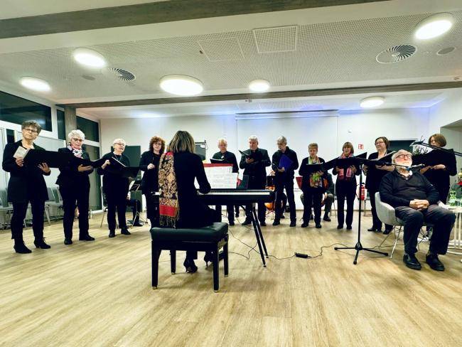 Der Musikschulchor Datteln Chorios beim Weihnachtlichen Abend 2024jpg (660