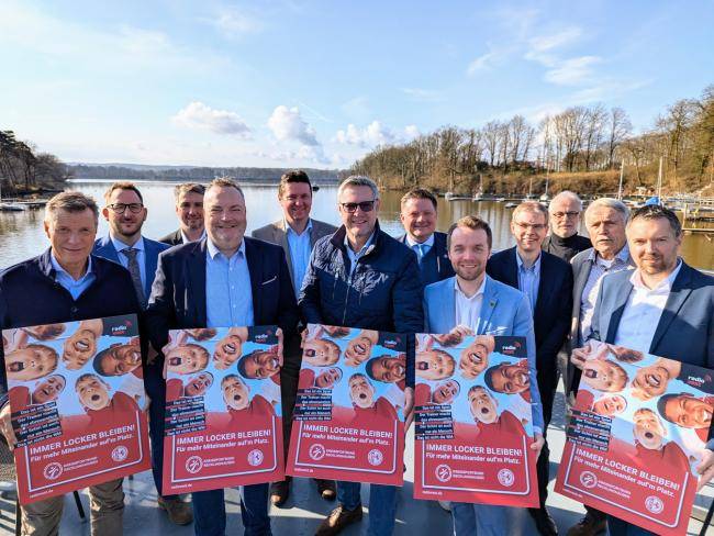 Bürgermeister des Kreises und der Landrat unterstützen Plakataktion gegen Gewalt im Sport