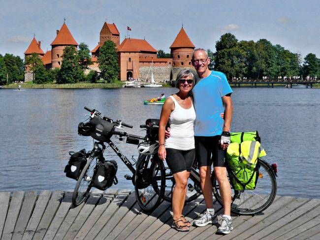 Mathias Voßwinkel mit seiner Frau vor der Burg Trakai