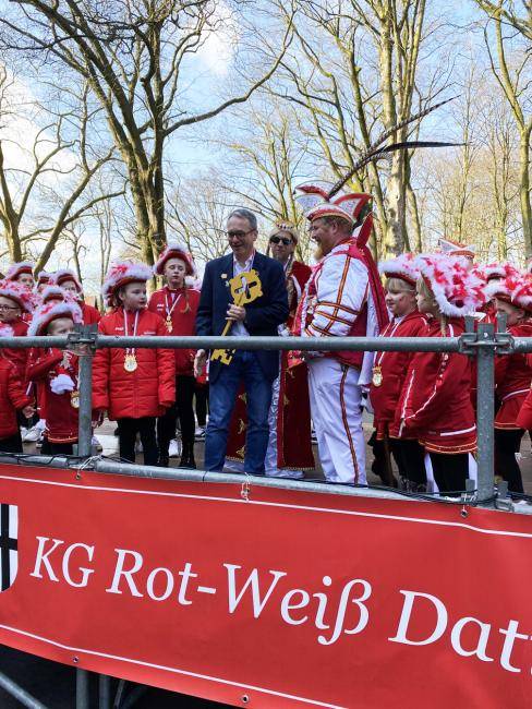 André Dora hat den Rathausschlüssel für die KG Rot-Weiß mitgebracht.