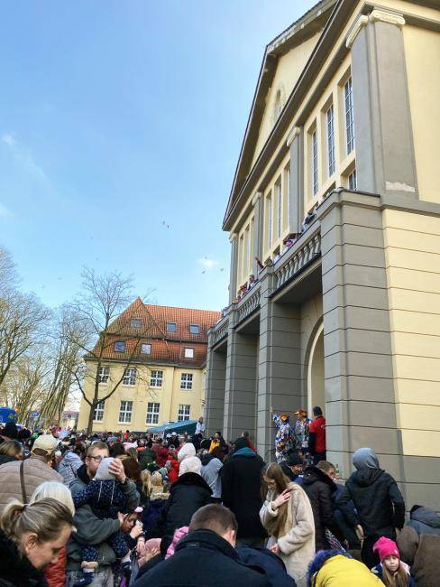 Menschen beim Rathaussturm