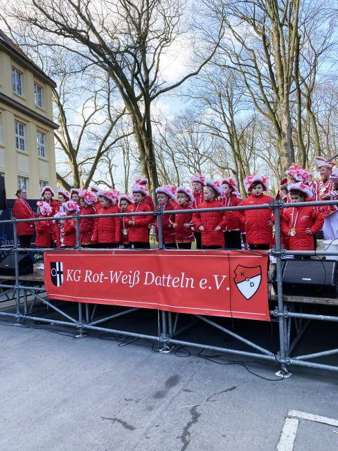 Die Tanzgarde der KG Rot-Weiß wartet auf den Rathaussturm.