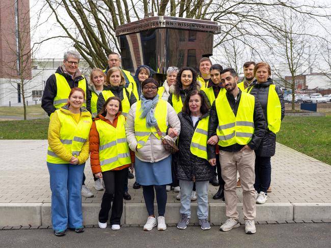 Teilnehmer*innen eines VHS-Integrationskurses besuchen das Unternehmen Remondis in Lünen