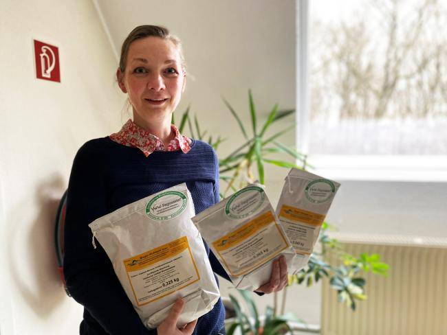 Klimaschutzmanagerin Stefanie Pfitzmann präsentiert das Vestische Saatgut