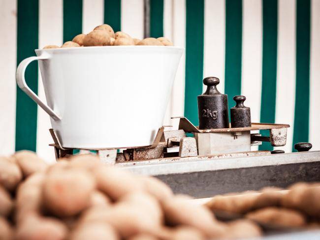 Marktstand auf dem Wochenmarkt, der Kartoffeln anbietet